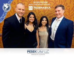 La Asociación de Abogados del Estado de Nebraska otorga el Premio Visionario al abogado Ross Pesek